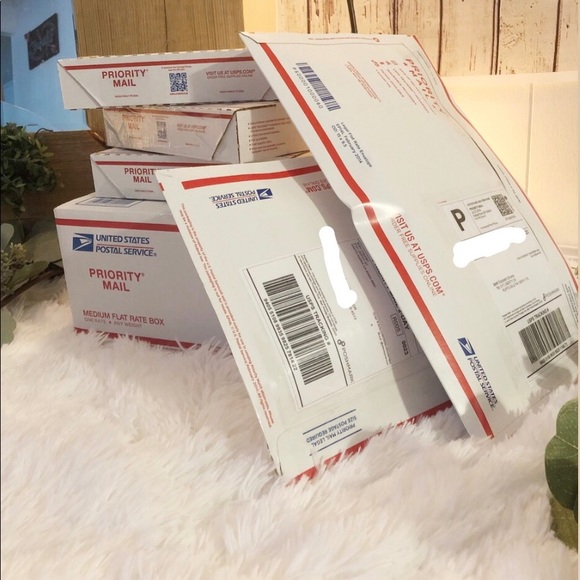 Hi there! I’m Britni! Welcome to my closet! 🥰 - Picture 3 of 4